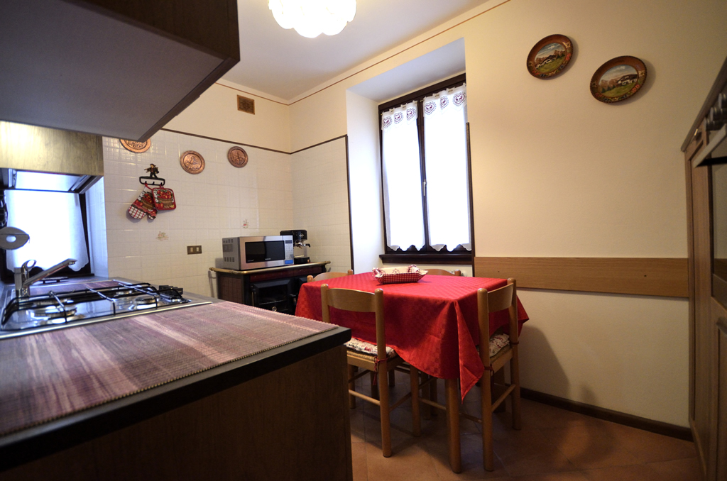 Appartamento Ginepro in affitto a Pinzolo centro – cucina e tavolo da pranzo