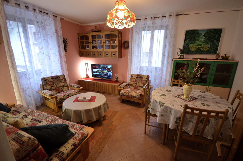 Appartamento Ginepro in affitto a Pinzolo centro – soggiorno con smart TV