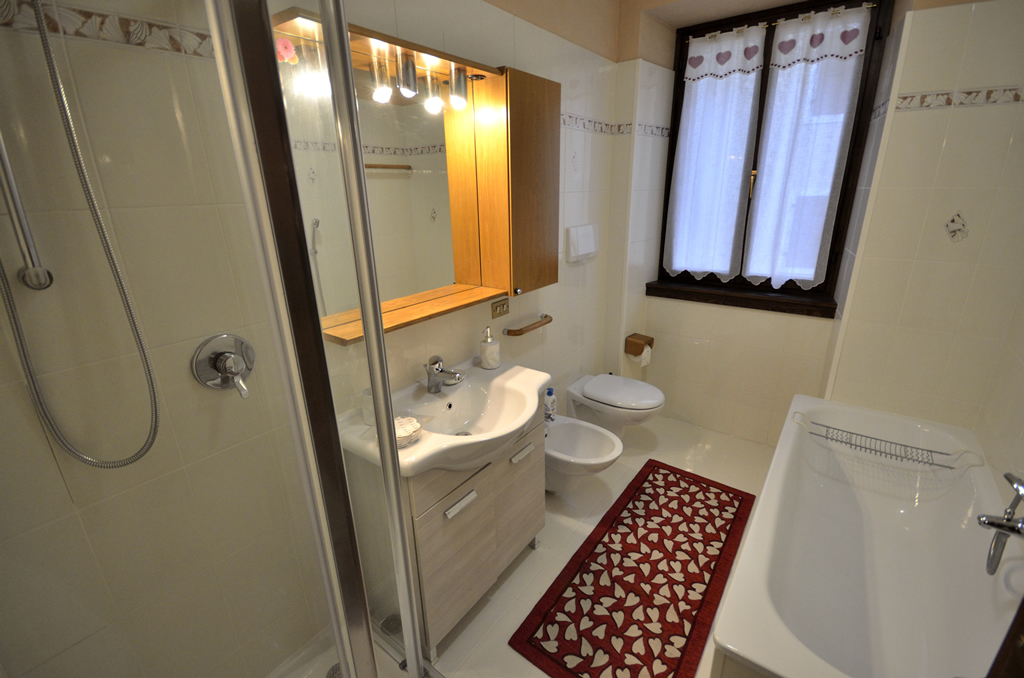 Appartamento Ginepro in affitto a Pinzolo centro – bagno