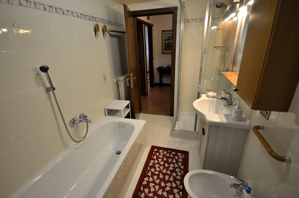 Appartamento Ginepro in affitto a Pinzolo centro – bagno con vasca