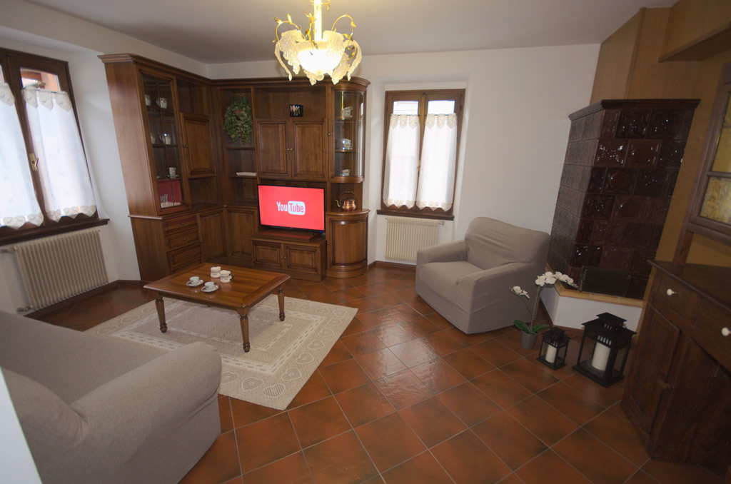 Appartamento Corniolo in affitto a Pinzolo centro – soggiorno con divano e smart TV