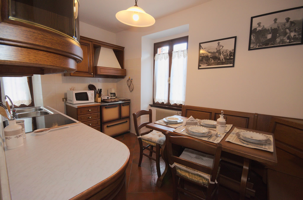 Appartamento Corniolo in affitto a Pinzolo centro – cucina in legno massiccio