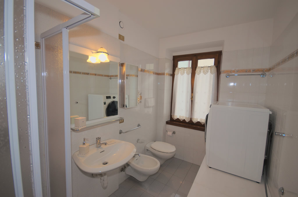 Appartamento Corniolo in affitto a Pinzolo centro – bagno con doccia