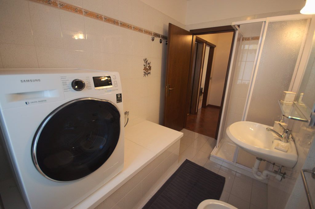 Appartamento Corniolo in affitto a Pinzolo centro – bagno con lavatrice